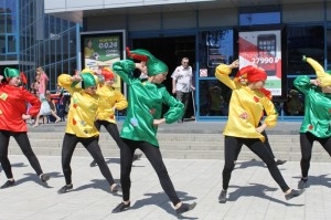 1 июня 2014 года у ТЦ «Суворовский» прошла акция «Молодежь – детям»